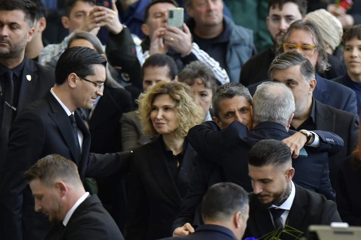 Cadre de Cristi Preda de la Arena Națională, unde a fost depus sicriul cu trupul lui Mircea Lucescu