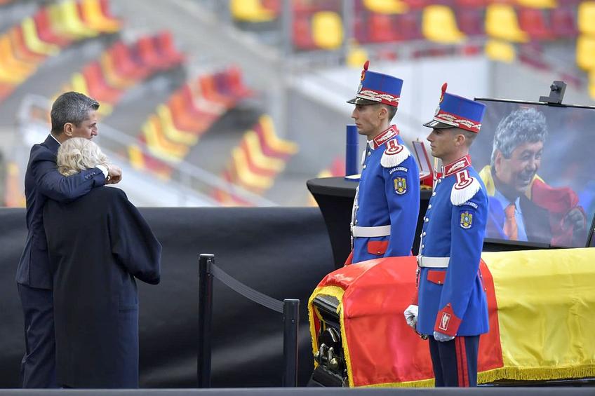 Răzvan Lucescu și Neli, soția lui Mircea, lângă sicriul acestuia // foto: Cristi Preda (GSP)