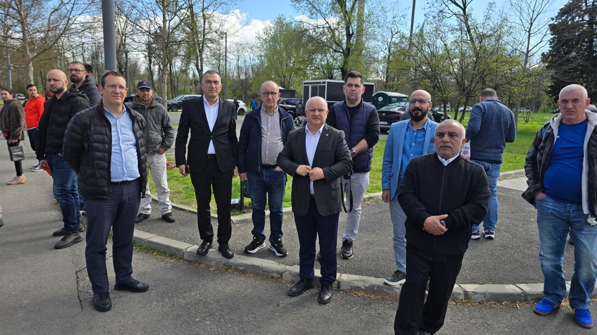 Mii de oameni la priveghiul lui Mircea Lucescu: imagini și filmul zilei » Sicriul va fi depus și mâine la Arena Națională
