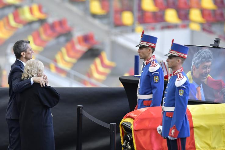 Răzvan Lucescu, Neli Lucescu la priveghiul lui Mircea Lucescu la Arena Națională // Foto: Cristi Preda