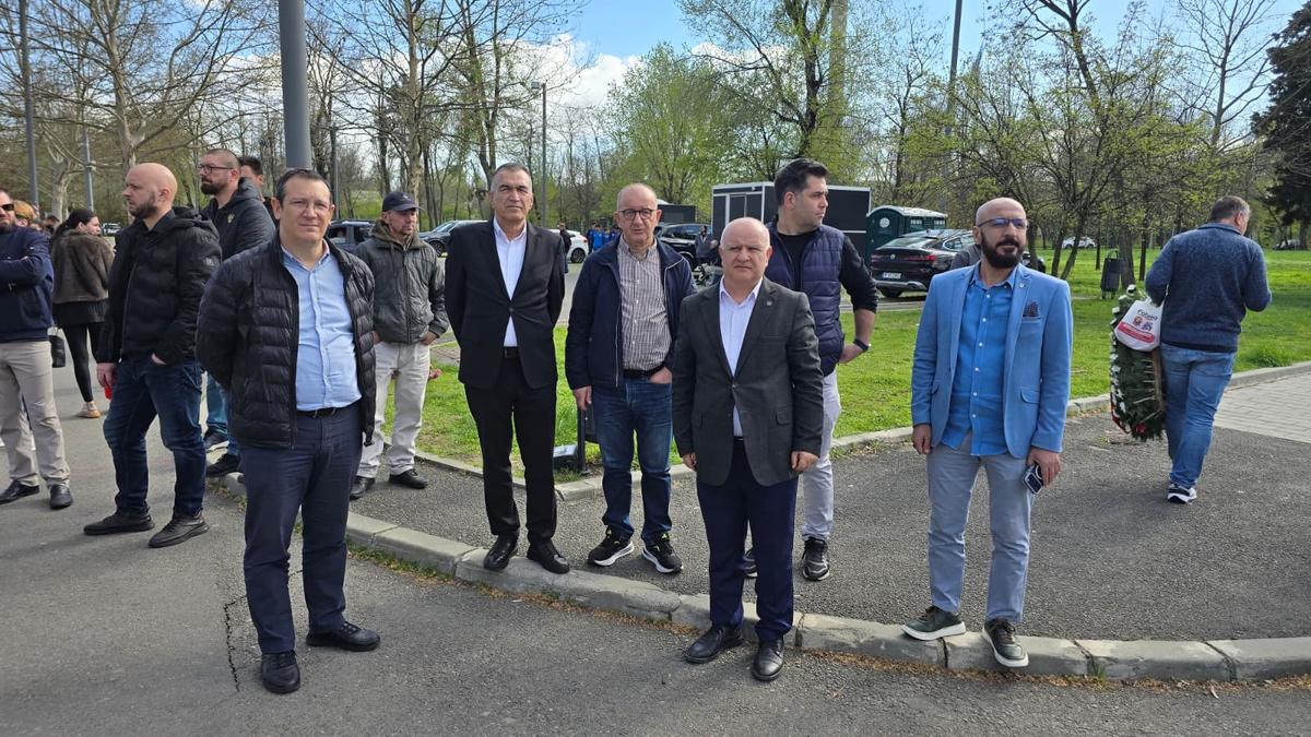 Mii de oameni la priveghiul lui Mircea Lucescu: imagini și filmul zilei » Sicriul va fi depus și mâine la Arena Națională