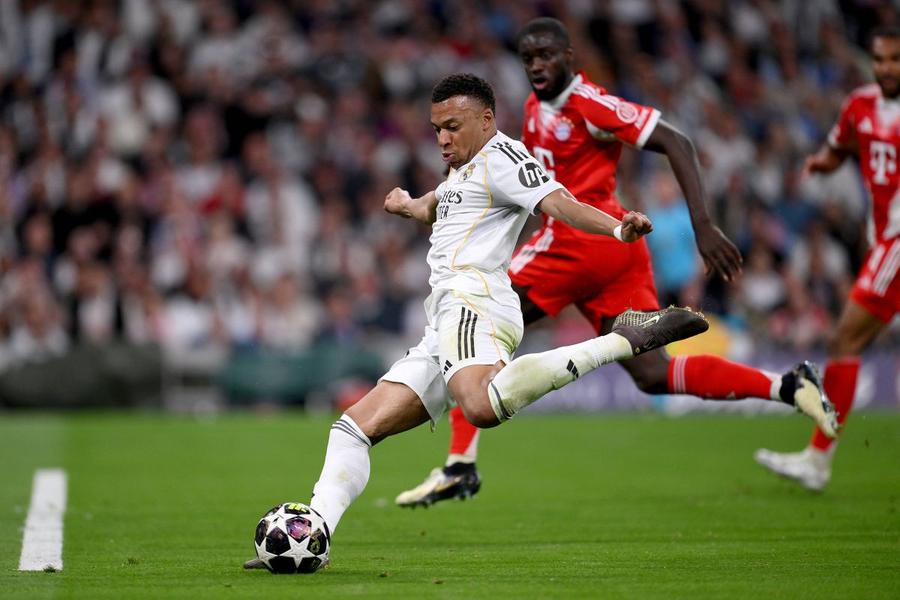 Kylian Mbappe a avut mai mereu prim-planul, în duelul cu bavarezul Dayot Upamecano / Foto: Imago Alibi arbitral pentru un epic fail