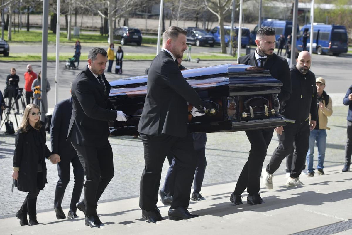 Mii de oameni la priveghiul lui Mircea Lucescu: imagini și filmul zilei » Sicriul va fi depus și mâine la Arena Națională