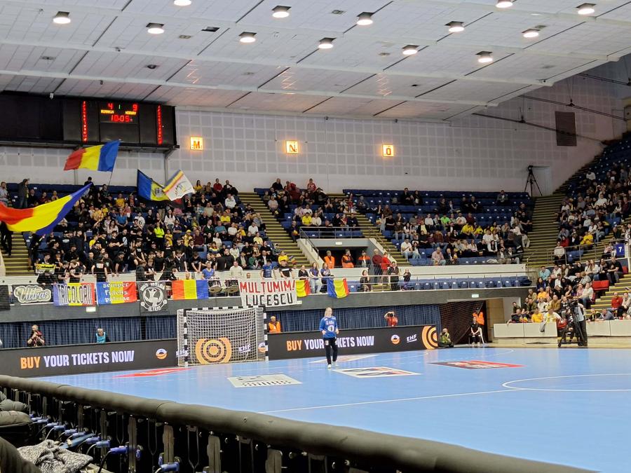 Mircea Lucescu nu a fost uitat la meciul României cu Norvegia // FOTO: Adrian Jitea (GSP.ro) România, duș rece cu Norvegia în EHF Euro Cup! Cele mai multe goluri încasate vreodată de naționala tricoloră