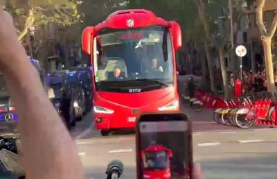 Incidente spre Camp Nou: suporterii Barcelonei au aruncat cu pietre în autocarul lui Atletico, Simeone a reacționat dur