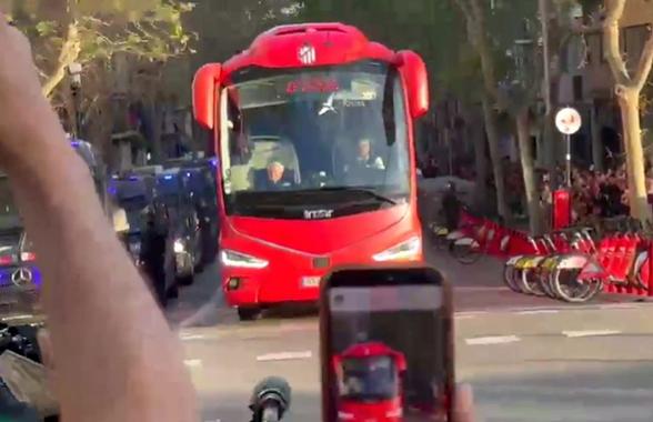 Incidente spre Camp Nou: suporterii Barcelonei au aruncat cu pietre în autocarul lui Atletico, Simeone a reacționat dur