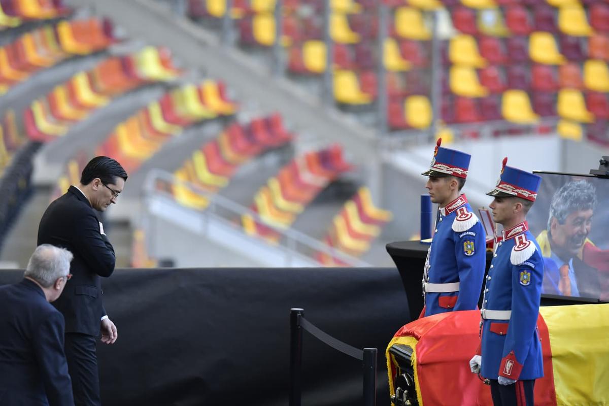 Cadre de Cristi Preda de la Arena Națională, unde a fost depus sicriul cu trupul lui Mircea Lucescu