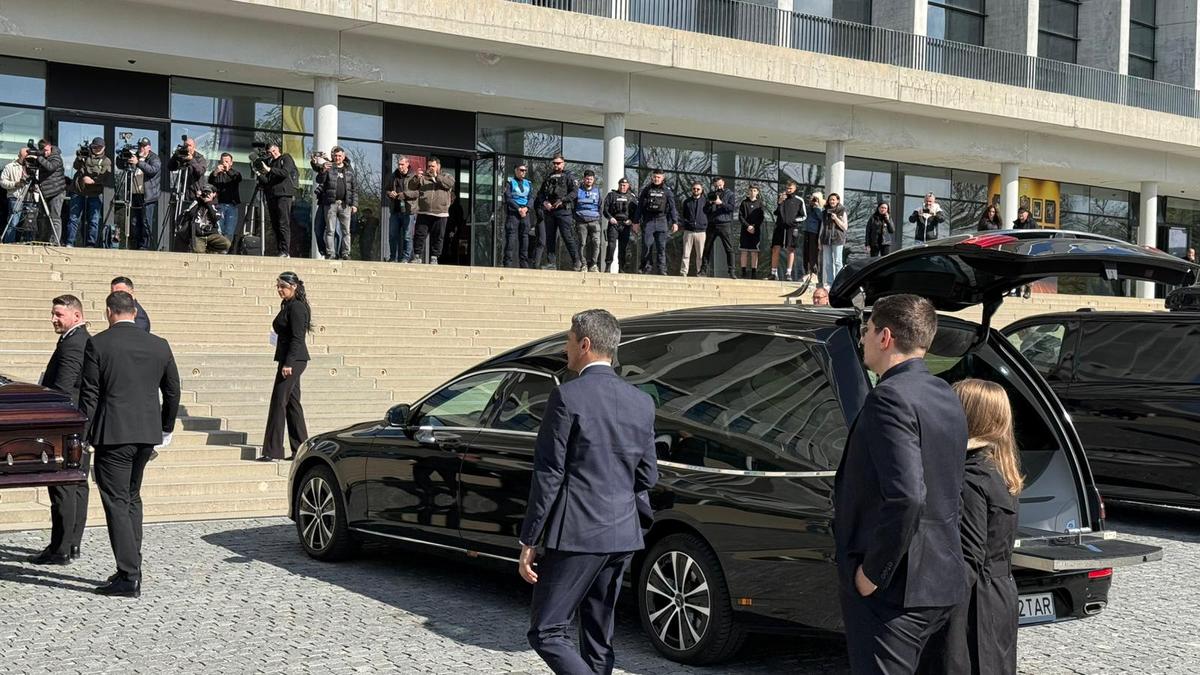 Mii de oameni la priveghiul lui Mircea Lucescu: imagini și filmul zilei » Sicriul va fi depus și mâine la Arena Națională