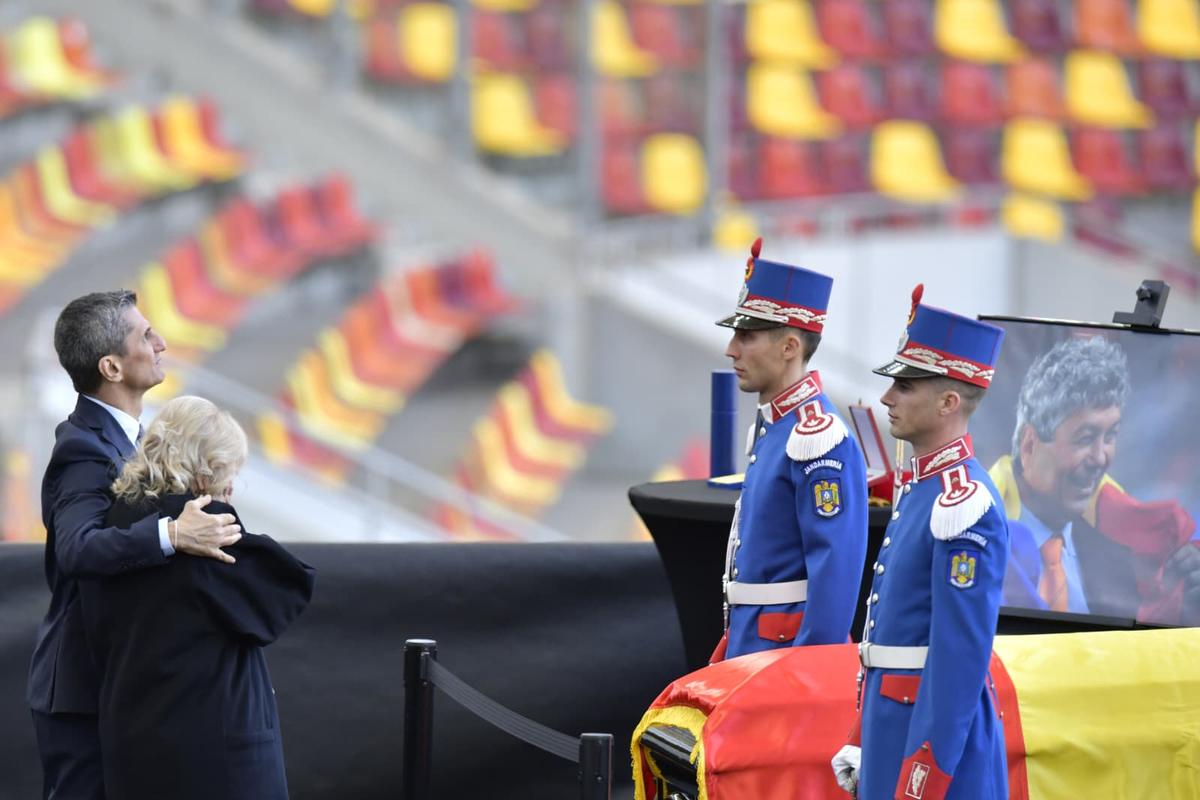 Cadre de Cristi Preda de la Arena Națională, unde a fost depus sicriul cu trupul lui Mircea Lucescu