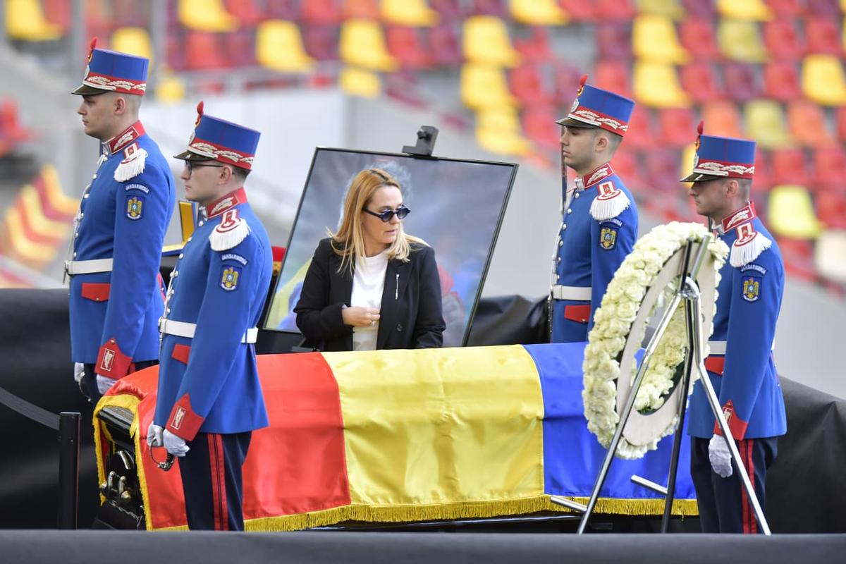 Sicriul cu trupul lui Mircea Lucescu, depus la Arena Națională