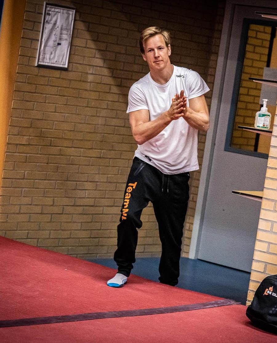 Epke Zonderland este campion olimpic la bară fixă în 2012 Primii pași spre normalitate: gimnaștii olandezi s-au întors în sală