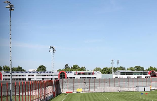 Bayern se ascunde » Nemții au ridicat ziduri de prelată în jurul terenului!