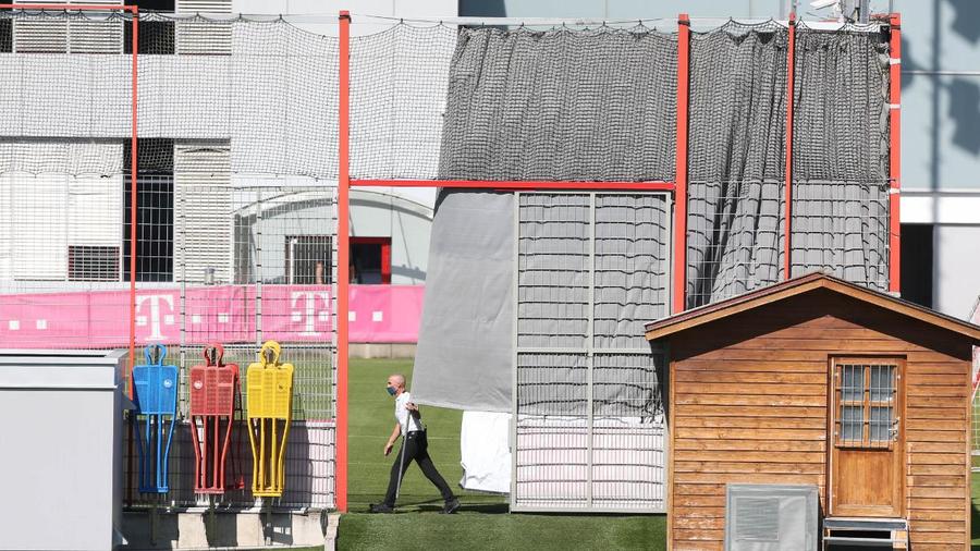 FOTO: Bild Bayern se ascunde » Nemții au ridicat ziduri de prelată în jurul terenului!