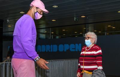 „Vrea o amintire înainte să uite ce e tenisul și cine ești tu”  » Moment emoționant la Madrid: Nadal, întâlnire cu o femeie de 95 de ani bolnavă de Alzheimer