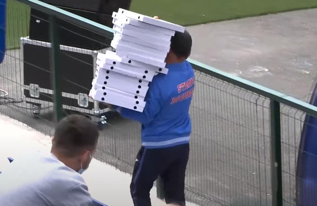 Bere și pizza Moștiștea Ulmu - Steaua // Capturi: TV Telekom Sport