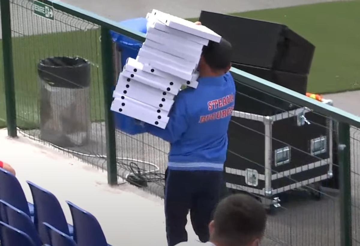 Bere și pizza Moștiștea Ulmu - Steaua // Capturi: TV Telekom Sport