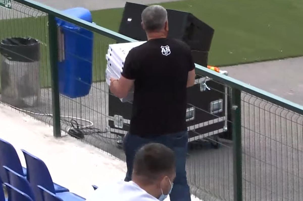 Bere și pizza Moștiștea Ulmu - Steaua // Capturi: TV Telekom Sport