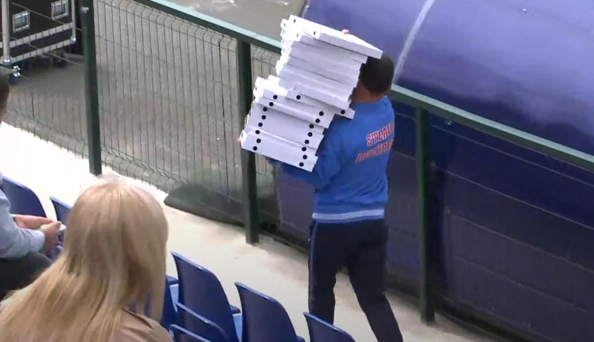 Bere și pizza Moștiștea Ulmu - Steaua // Capturi: TV Telekom Sport