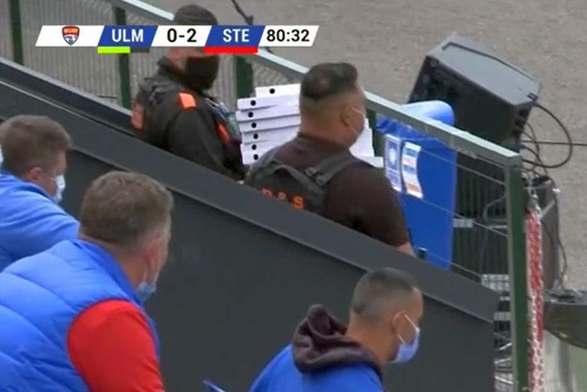 Cutiile de pizza au fost livrate în vestiarul celor de la Steaua / Captură Look Sport