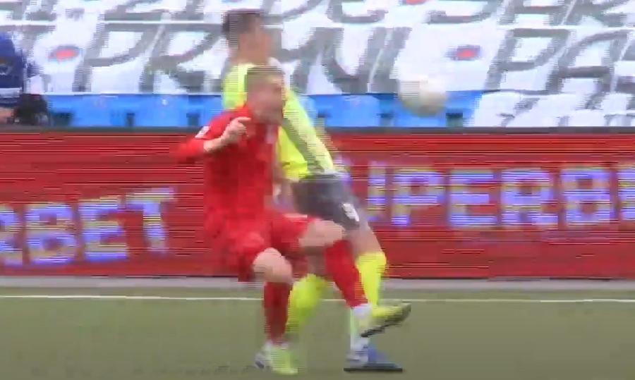 Acasandrei îl faultează pe Enceanu // FOTO: Captură Telekom Sport Mister elucidat! De ce a fost eliminat Acasandrei în Mostiștea Ulmu - Steaua » Gestul făcut de arbitru a creat confuzie