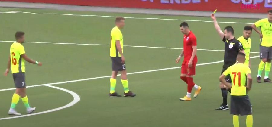 Arbitrul Eduard Ioniță arată cartonașul galben // // FOTO: Captură Telekom Sport Mister elucidat! De ce a fost eliminat Acasandrei în Mostiștea Ulmu - Steaua » Gestul făcut de arbitru a creat confuzie