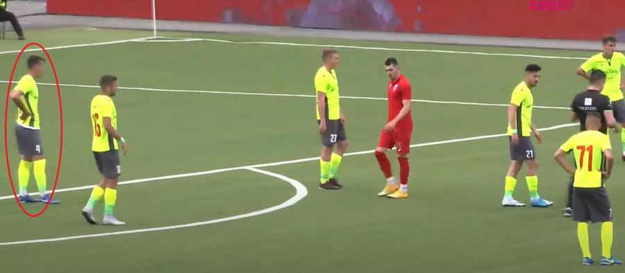 Acasandrei (încercuit), aflat lângă Gheorghe, numărul 16, este care primește cartonaș galben // FOTO: Captură Telekom Sport Mister elucidat! De ce a fost eliminat Acasandrei în Mostiștea Ulmu - Steaua » Gestul făcut de arbitru a creat confuzie