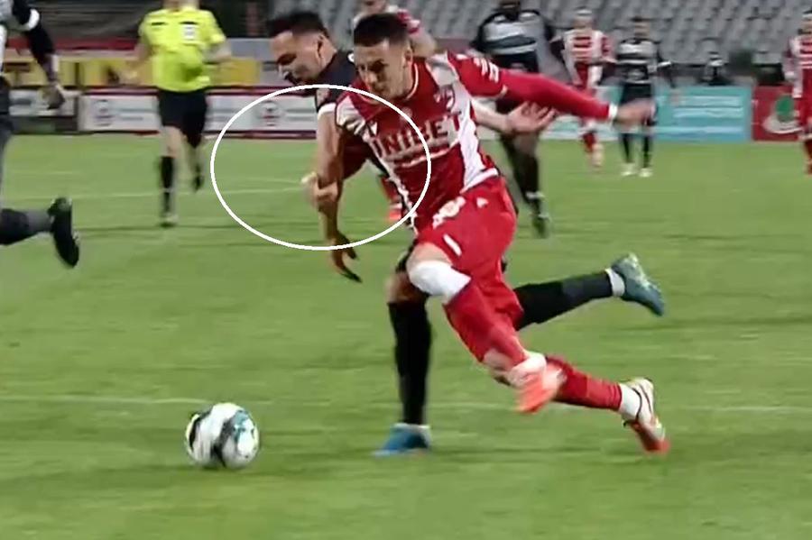 Penalty și eliminare în favoarea lui Dinamo în prima repriză » Jucătorul lui Hermannstadt, uimit de decizia arbitrului