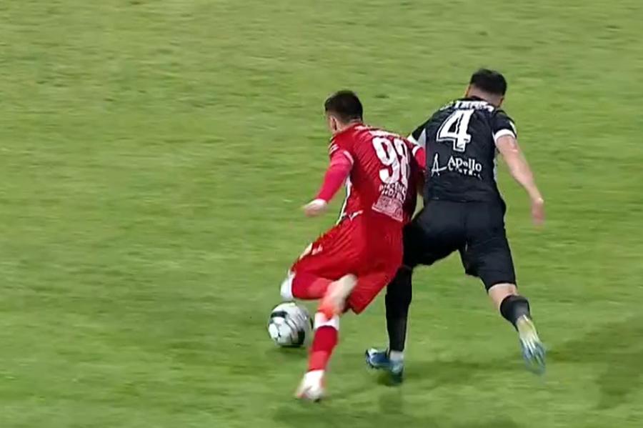 Penalty și eliminare în favoarea lui Dinamo în prima repriză » Jucătorul lui Hermannstadt, uimit de decizia arbitrului