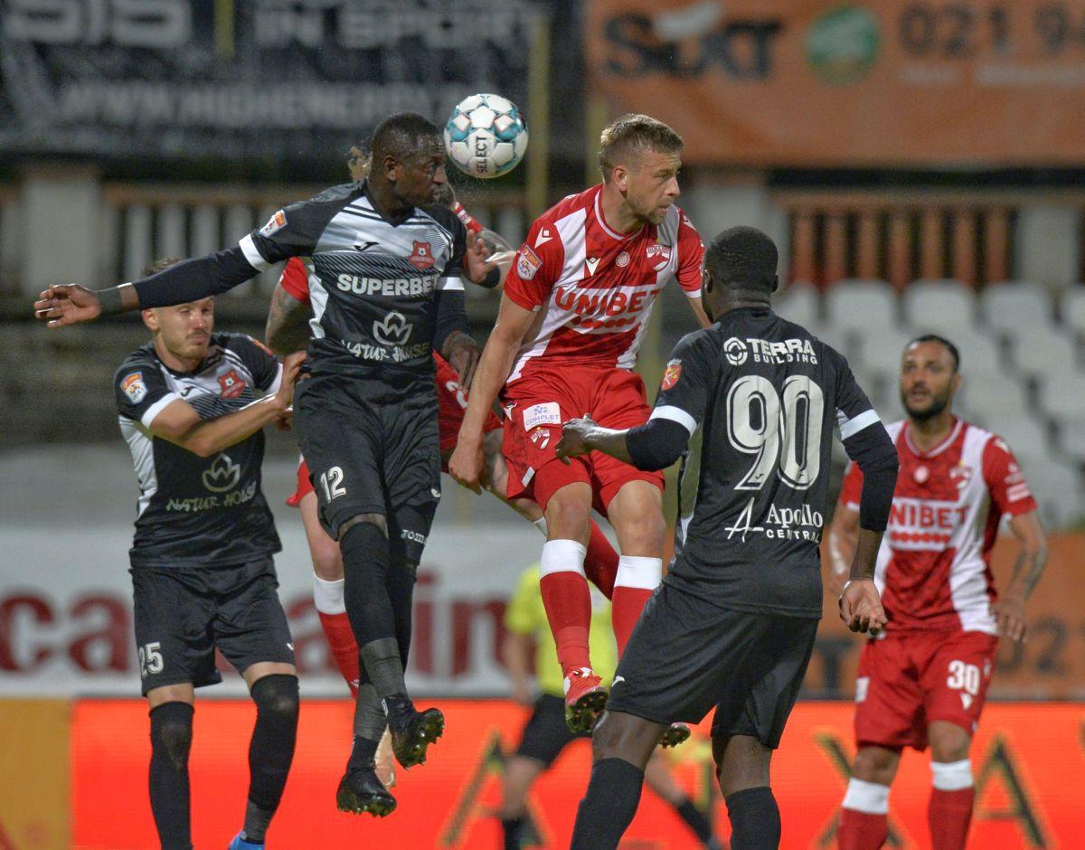 Penalty și eliminare în favoarea lui Dinamo în prima repriză » Jucătorul lui Hermannstadt, uimit de decizia arbitrului