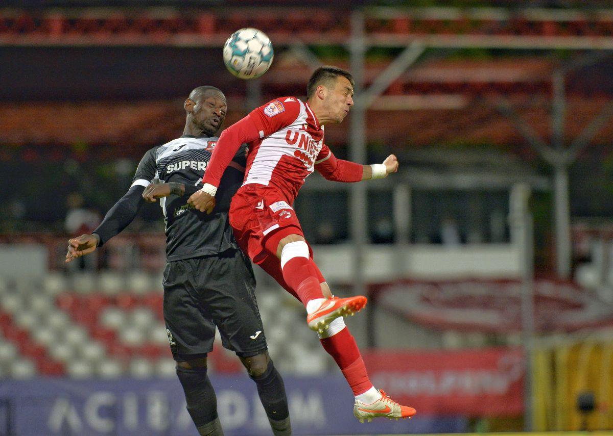 Penalty și eliminare în favoarea lui Dinamo în prima repriză » Jucătorul lui Hermannstadt, uimit de decizia arbitrului