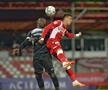 Penalty și eliminare în favoarea lui Dinamo în prima repriză » Jucătorul lui Hermannstadt, uimit de decizia arbitrului