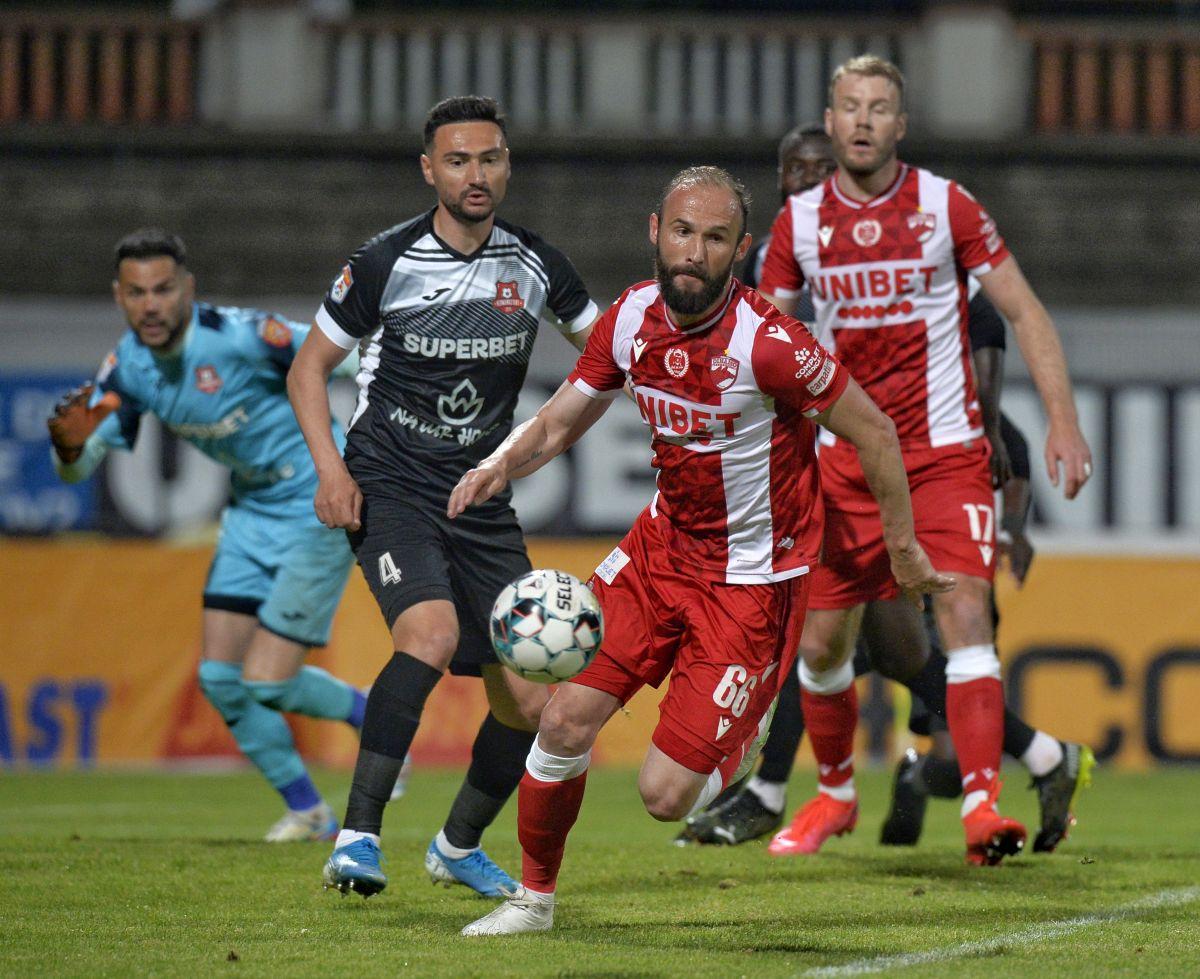 Penalty și eliminare în favoarea lui Dinamo în prima repriză » Jucătorul lui Hermannstadt, uimit de decizia arbitrului
