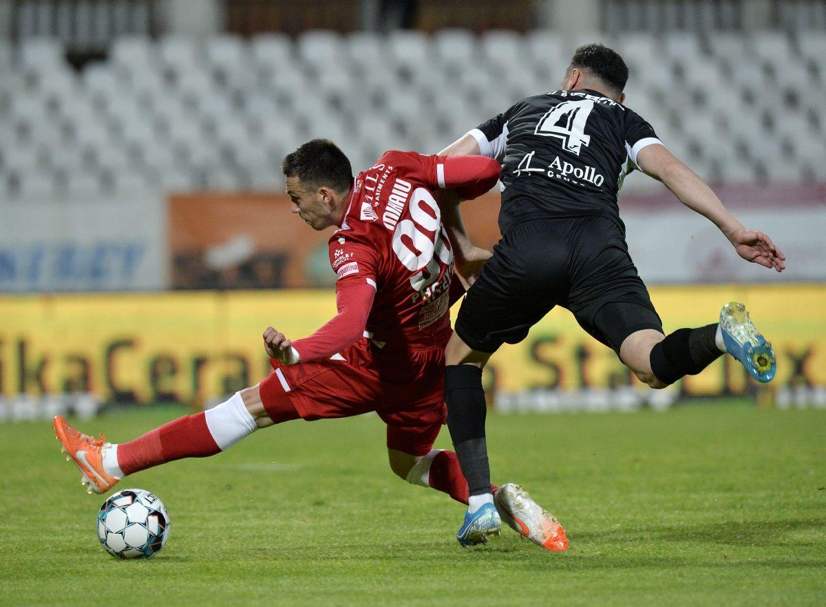 Penalty și eliminare în favoarea lui Dinamo în prima repriză » Jucătorul lui Hermannstadt, uimit de decizia arbitrului