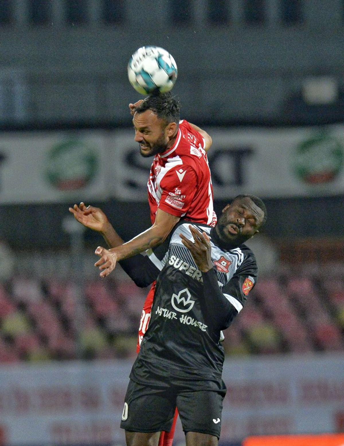Penalty și eliminare în favoarea lui Dinamo în prima repriză » Jucătorul lui Hermannstadt, uimit de decizia arbitrului