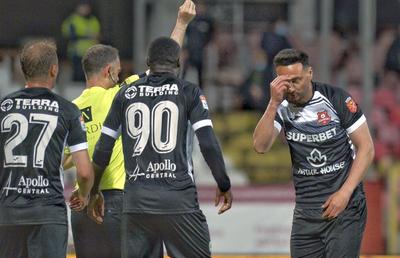 Penalty și eliminare în favoarea lui Dinamo în prima repriză » Jucătorul lui Hermannstadt, uimit de decizia arbitrului