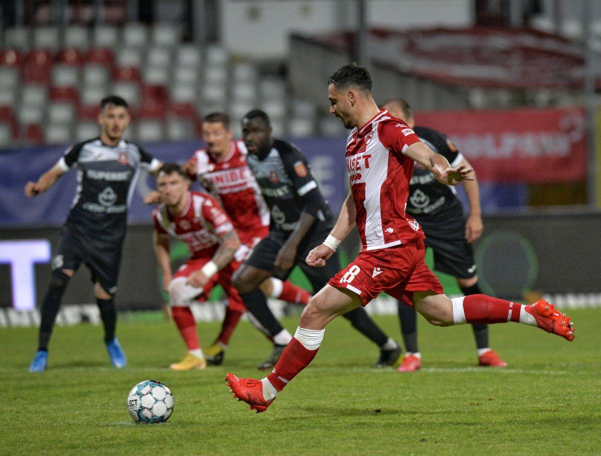 Penalty și eliminare în favoarea lui Dinamo în prima repriză » Jucătorul lui Hermannstadt, uimit de decizia arbitrului