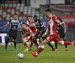 Penalty și eliminare în favoarea lui Dinamo în prima repriză » Jucătorul lui Hermannstadt, uimit de decizia arbitrului