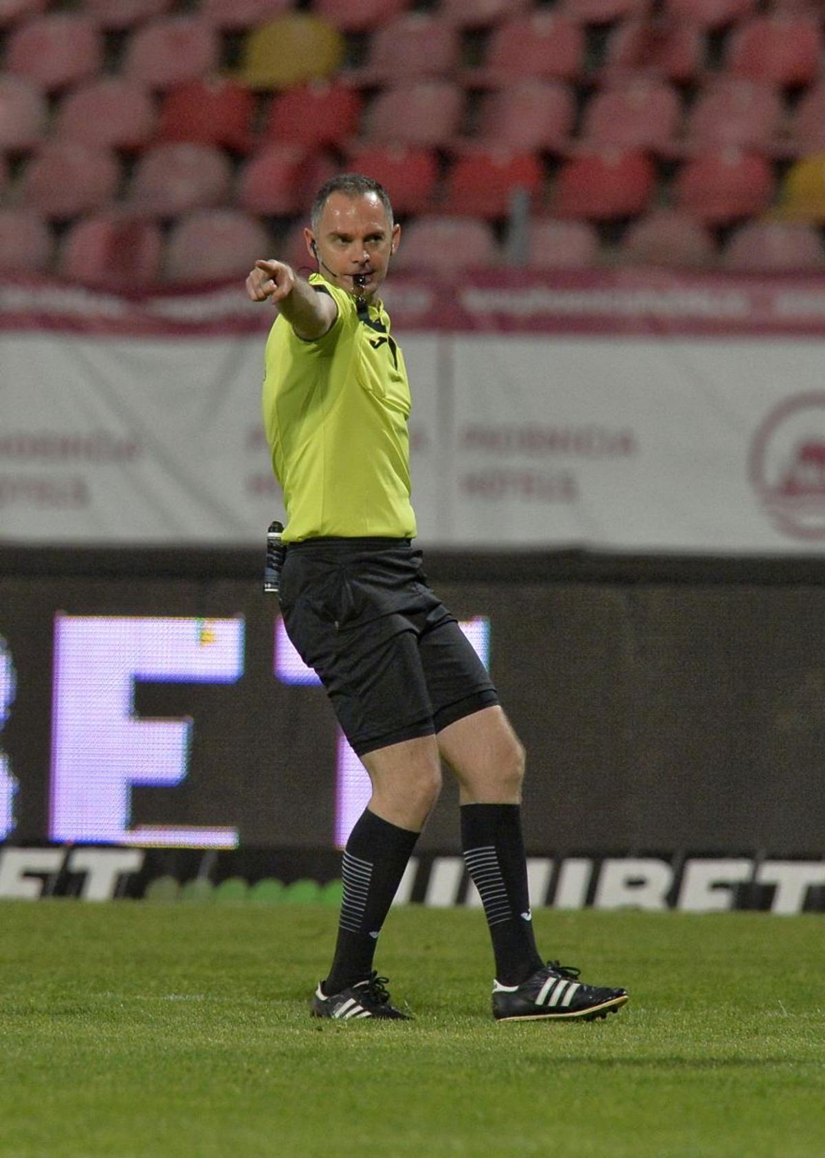 Penalty și eliminare în favoarea lui Dinamo în prima repriză » Jucătorul lui Hermannstadt, uimit de decizia arbitrului