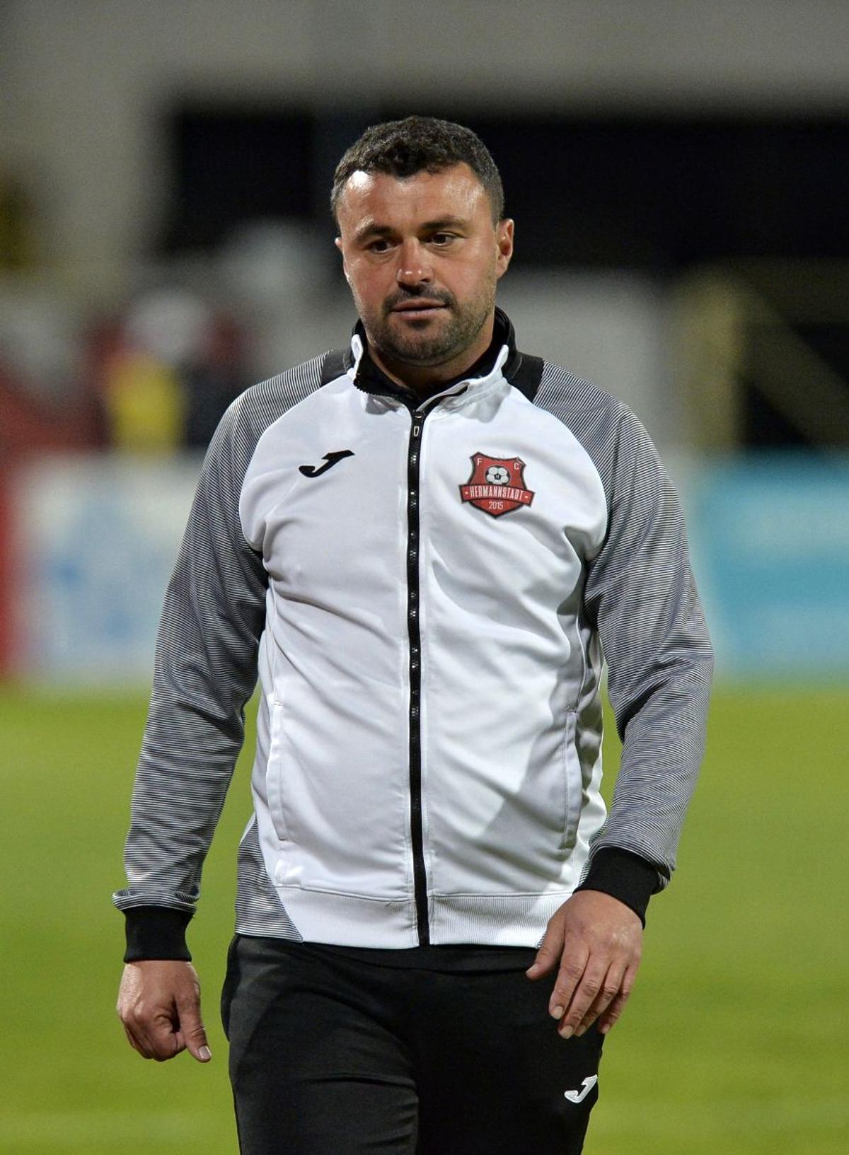 Penalty și eliminare în favoarea lui Dinamo în prima repriză » Jucătorul lui Hermannstadt, uimit de decizia arbitrului