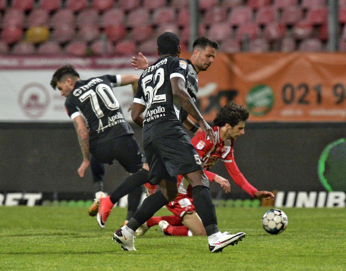 Penalty și eliminare în favoarea lui Dinamo în prima repriză » Jucătorul lui Hermannstadt, uimit de decizia arbitrului