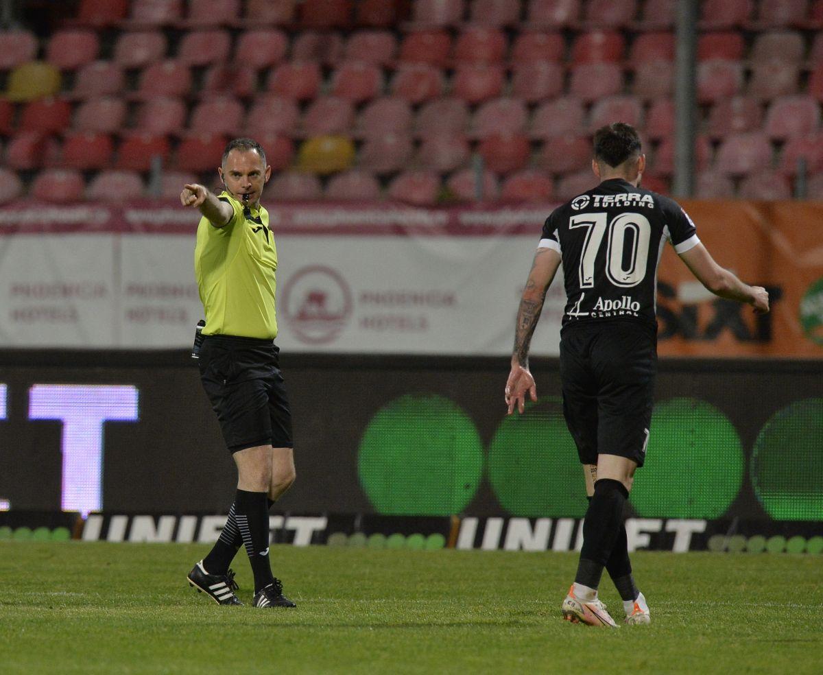 Penalty și eliminare în favoarea lui Dinamo în prima repriză » Jucătorul lui Hermannstadt, uimit de decizia arbitrului