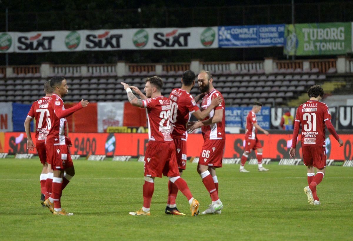Penalty și eliminare în favoarea lui Dinamo în prima repriză » Jucătorul lui Hermannstadt, uimit de decizia arbitrului
