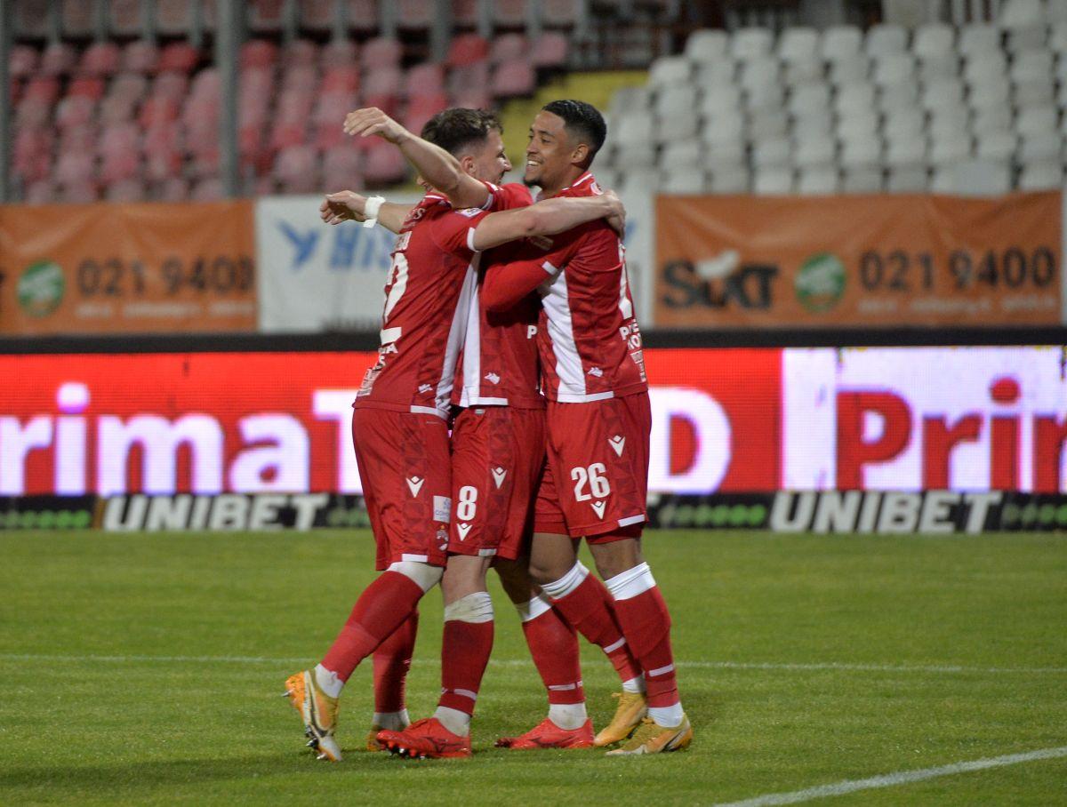 Penalty și eliminare în favoarea lui Dinamo în prima repriză » Jucătorul lui Hermannstadt, uimit de decizia arbitrului