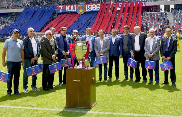 Momente speciale în Ghencea: Victor Pițurcă a dat lovitura de start la meciul Stelei + Eroii de la Sevilla, premiați la pauză