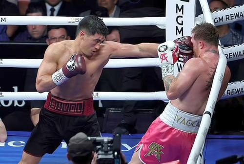 Dmitry Bivol - Canelo Alvarez/ foto Daily Mail
