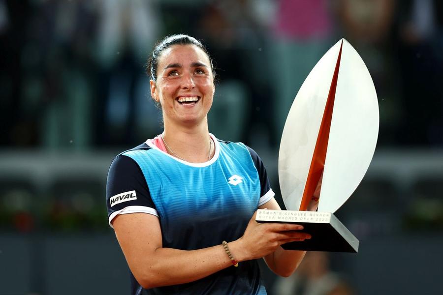 Ons Jabeur, cu trofeul de la Madrid // foto: Guliver/gettyimages Ons Jabeur a scris istorie pe zgura din Madrid! Victorie în 3 seturi în finala cu Pegula: „Visurile devin realitate”