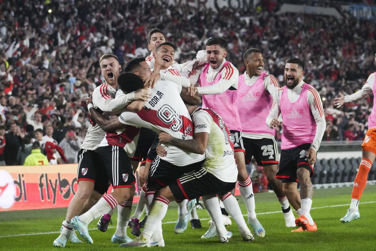 Superclasico River Plate - Boca Juniors cu nervi, suspans și multe lovituri » Șapte eliminări dictate și poliția în teren la final