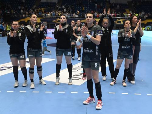 Handbalistele de la CSM salută publicul Foto Imago