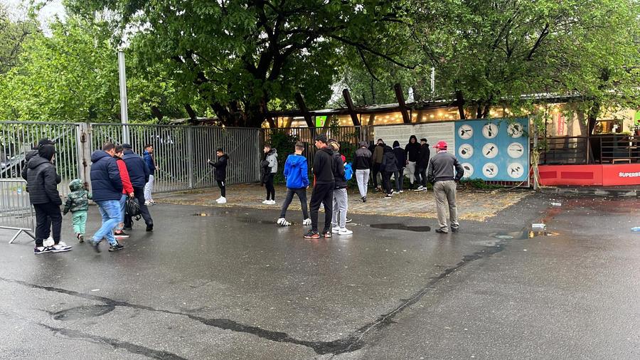 Primii fani ajunși la Arena Națională/ foto: Andrei Petrescu (GSP) Apă vie pentru FCSB! Roș-albaștrii au câștigat cu Sepsi și țin aproape de Farul