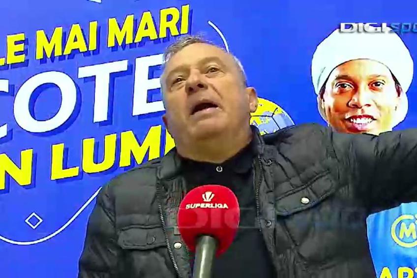 Mircea Rednic (61 de ani), antrenorul celor de la UTA Arad, a criticat în termeni duri arbitrajul lui Adrian Cojocaru din meciul cu FC Argeș, scor 2-2, partidă în care argeșenii au primit nu mai puțin de 3 lovituri de la 11 metri.